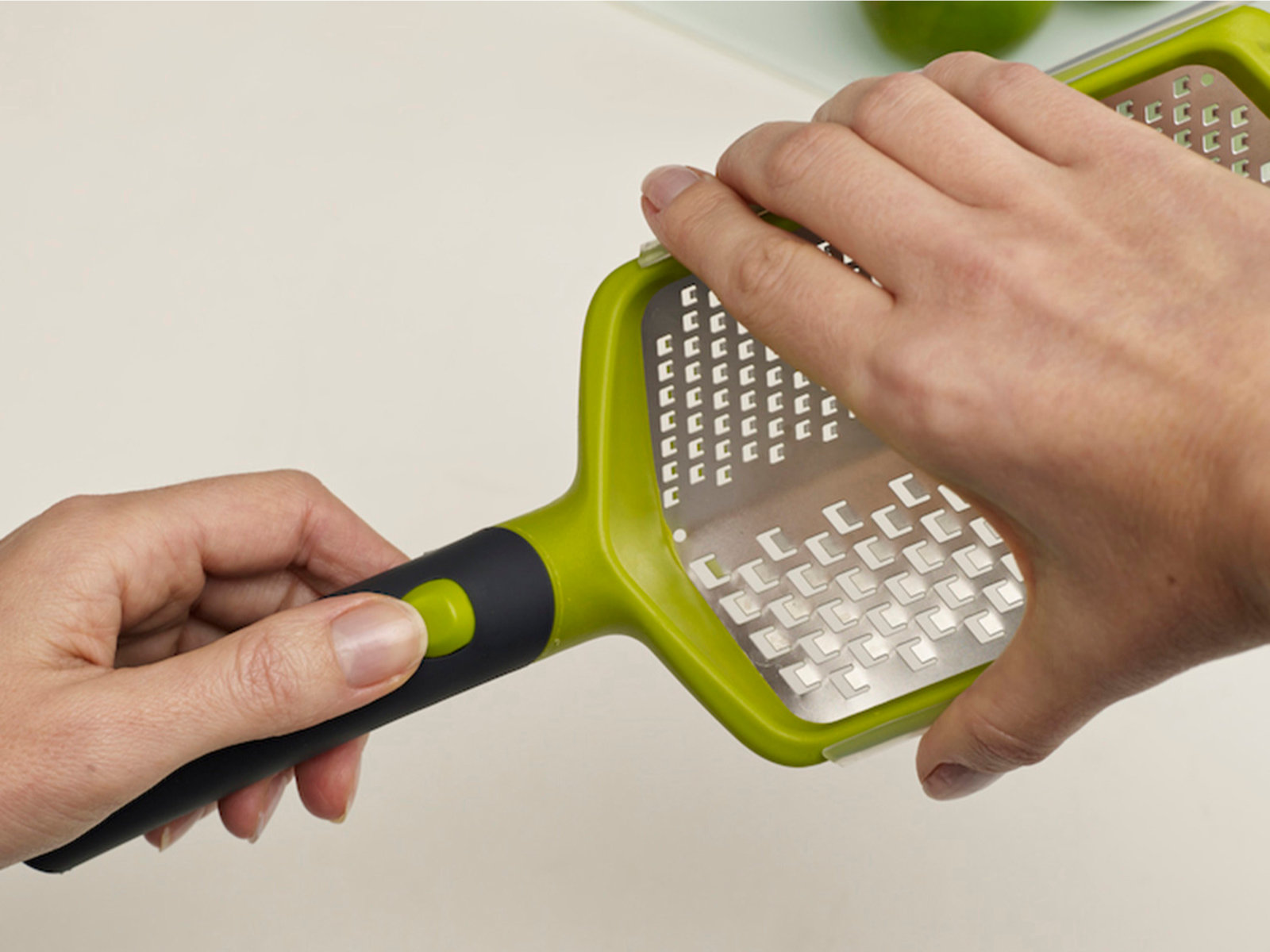 Feine Reibe mit Klingenschutz und Auffangbehälter| Twist Grater