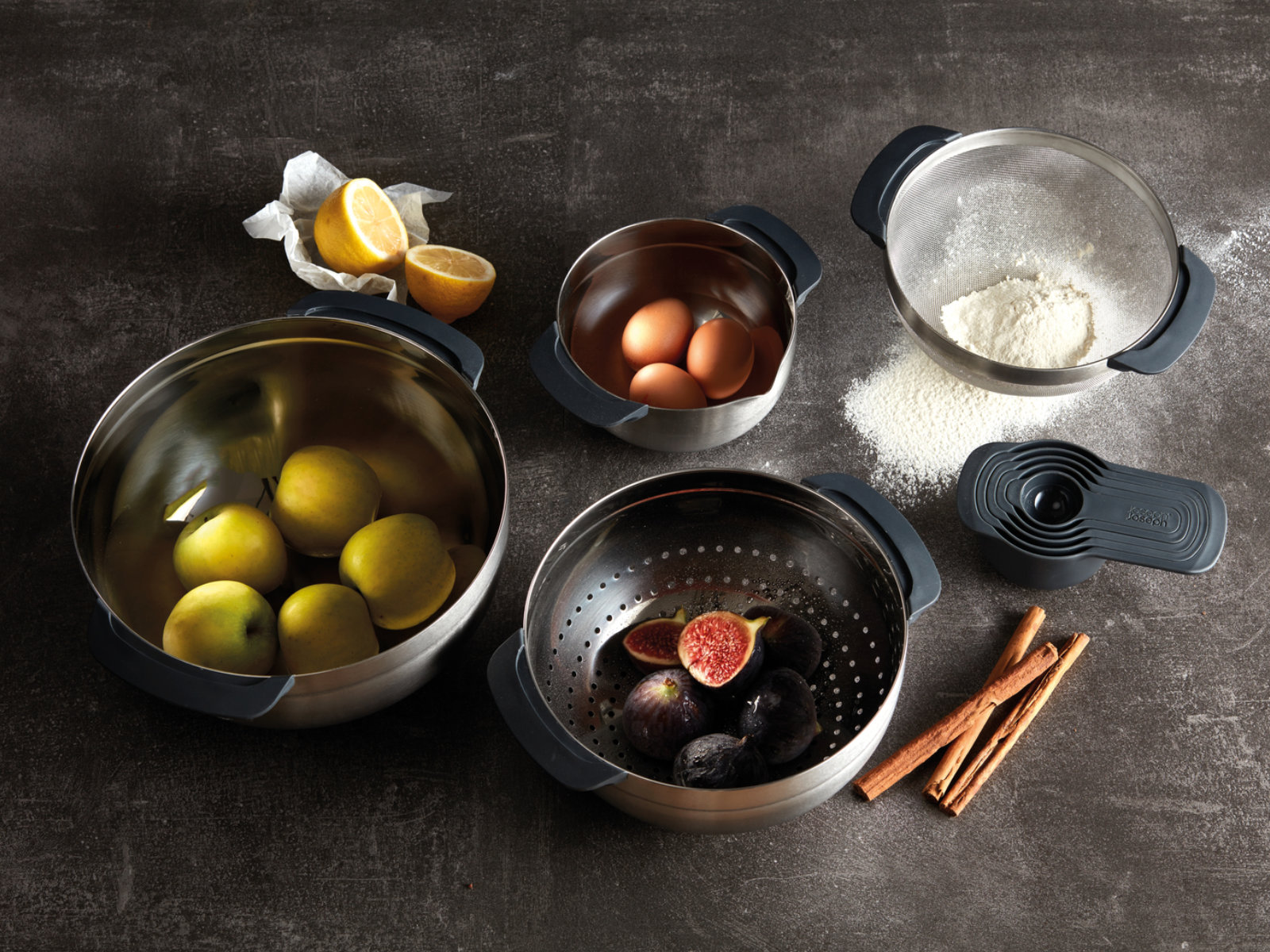 Kompaktes 9-teiliges Schüssel-Set aus Edelstahl zur Speisenzubereitung - Messbecher, Rührschüsseln, Siebe | Nest 9 Steel Bowl