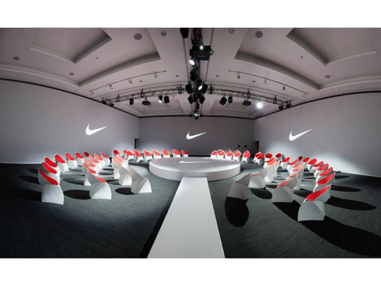 2-flux_chair_weiss_branding_nike_1