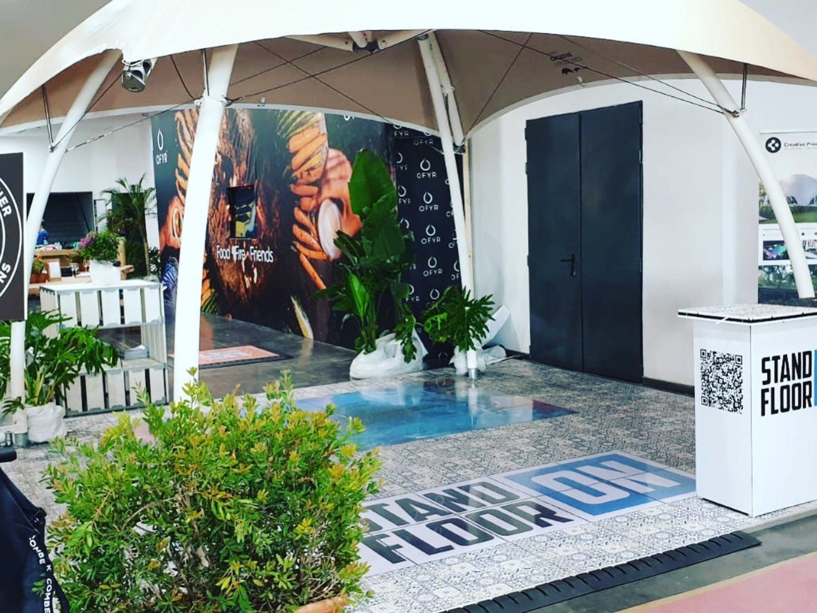 2-stand_on_expo-floor_impressionen_messestaende_fussbodenbeispiele_2