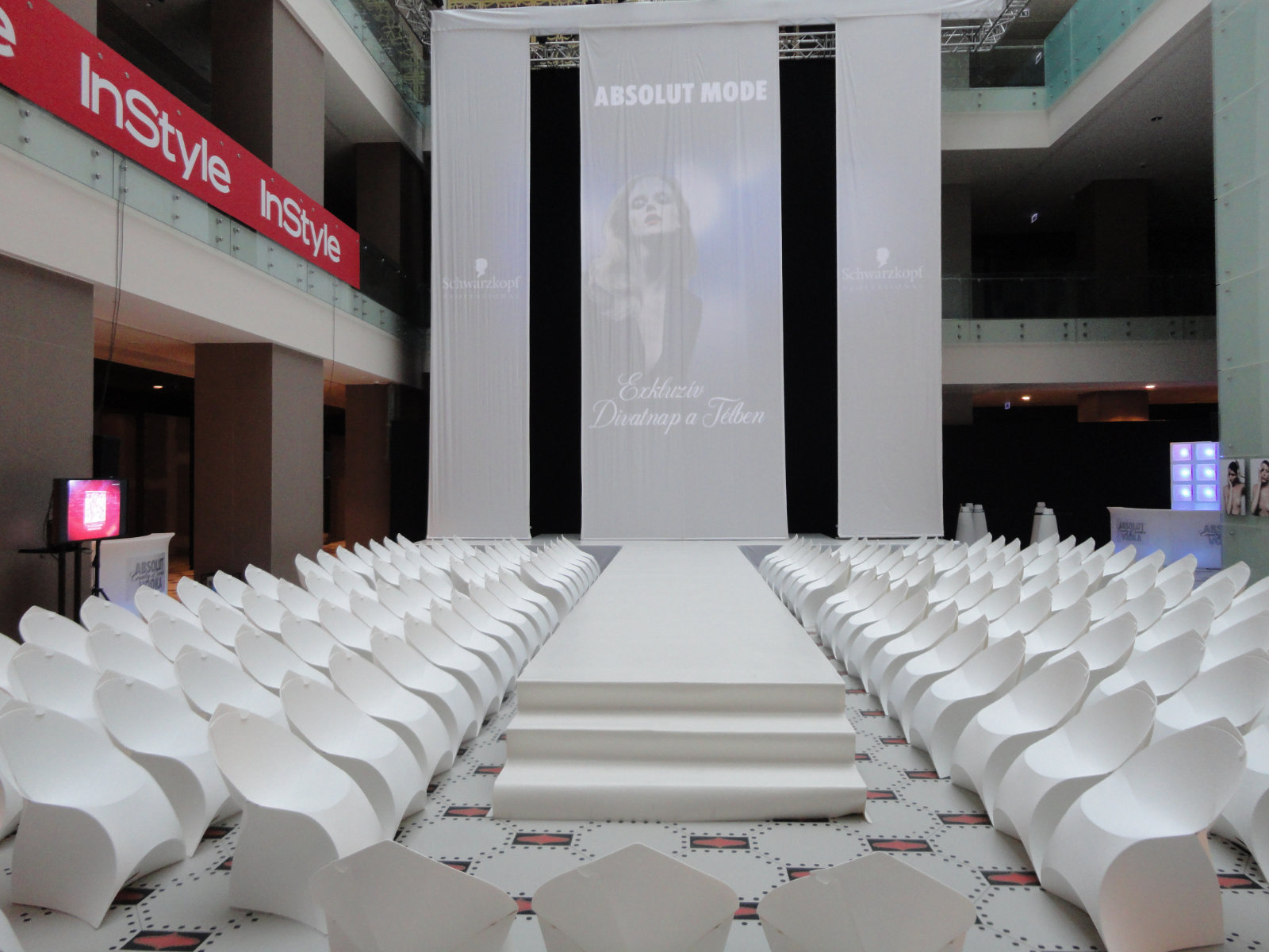 2-flux_chair_weiss_catwalk_12